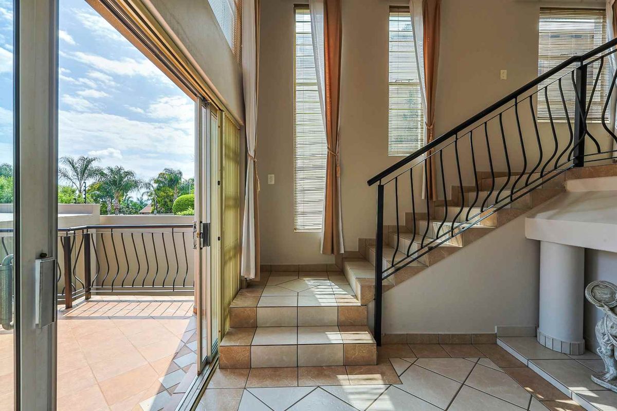 The Perfect Family Home: Space, Views & Dual Living in Faerie Glen - Photo 4