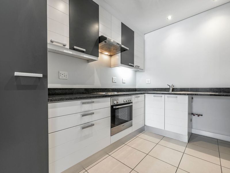 CBD one bedroomed apartment with parking - Photo 3