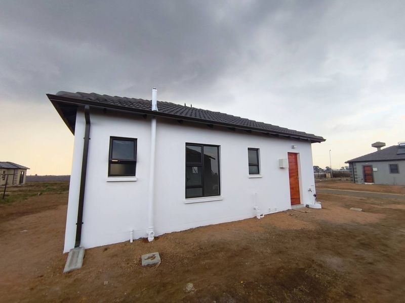 Elegant 3 Bedroom Tuscan Home for Sale in Windmill Park Secure Estate - Photo 4