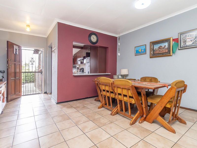 COZY UNIT IN POPULAR COMPLEX. - Photo 5