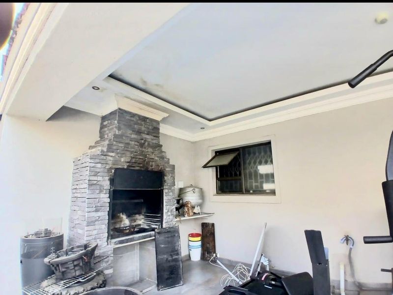 Spacious Family Living in Prime Emdo Park! - Photo 5