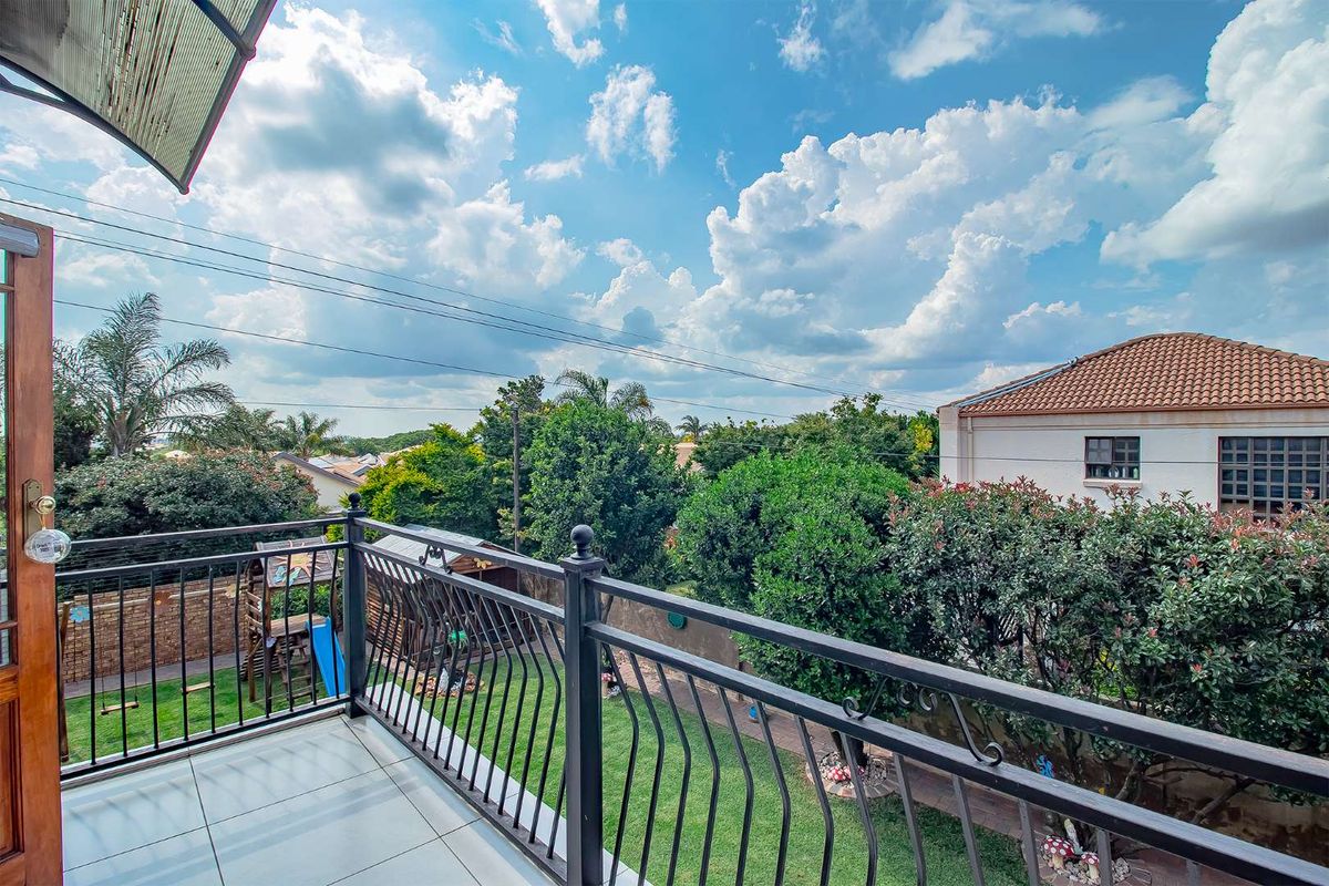 Fabulous Family Home in a Quiet Cul-de-Sac – Move-In Ready! - Photo 3