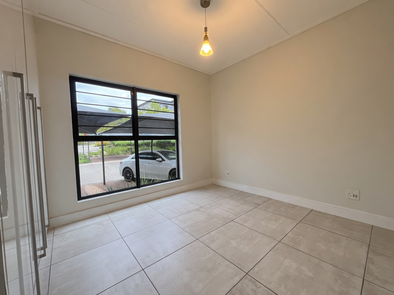 Modern 3 bedroom ground floor apartment for rent at The Polofields, Waterfalll - Photo 9