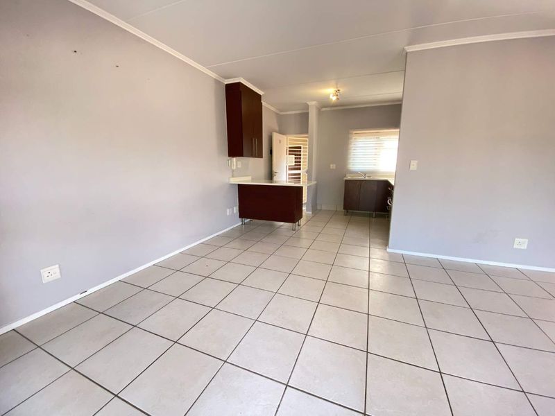 Garden Unit Living with Space, Security & Convenience in Glenvista - Photo 9