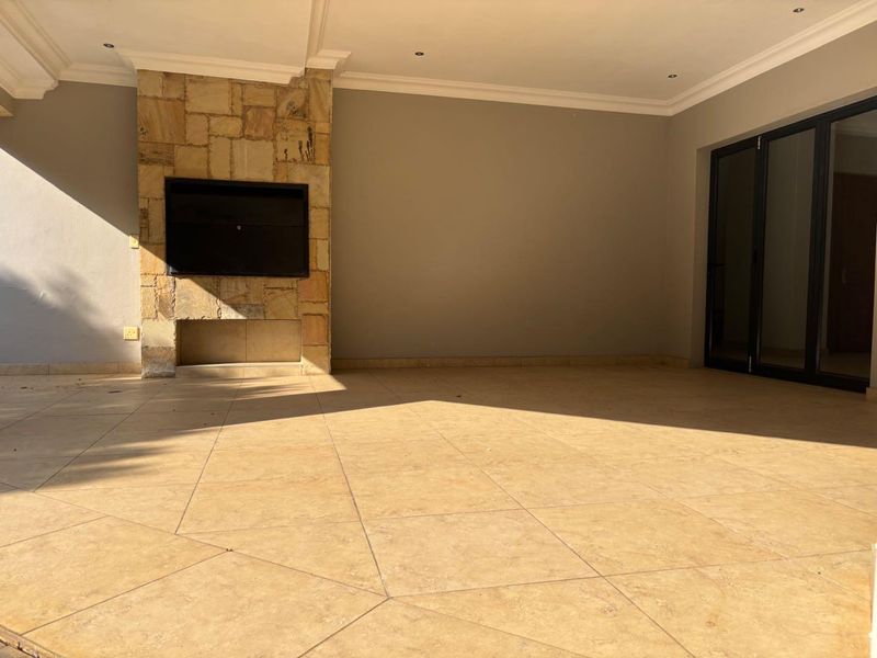 COMFORTABLE FAMILY HOME IN LOMBARDY ESTATE - Photo 8