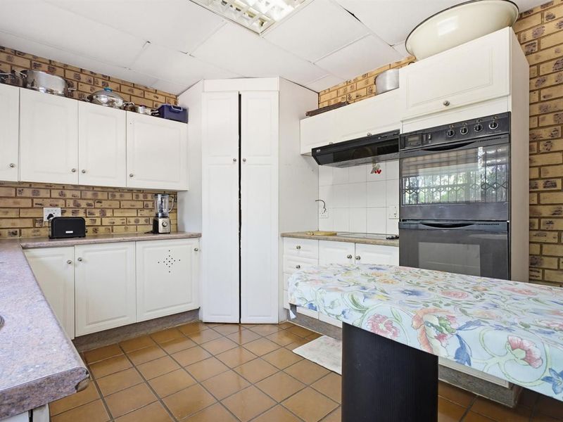 **4 Bedroom House For Sale in Glenvista, Johannesburg** **A Big Kind of Difference in Glenvista!** - Photo 6