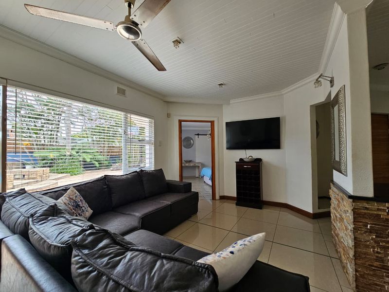 Elegant 5-Bedroom Family Home with Modern Comfort & Entertaining Spaces - Photo 10