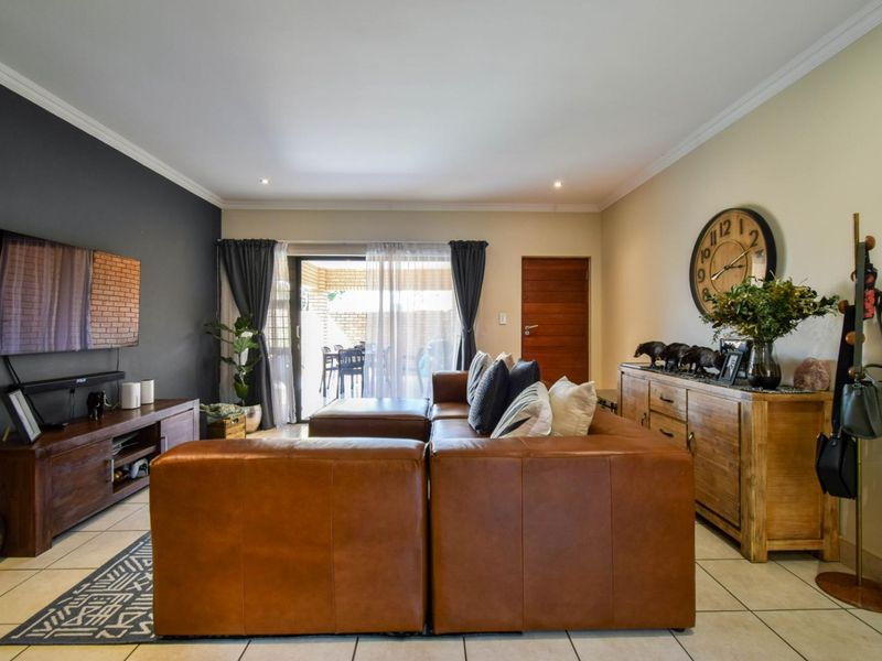 Stylish & Secure Home with Backup Power and Water - Photo 6