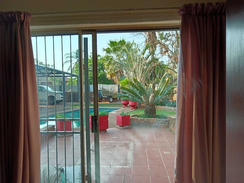 A Gem in the heart of Karenpark, a must see. - Photo 7