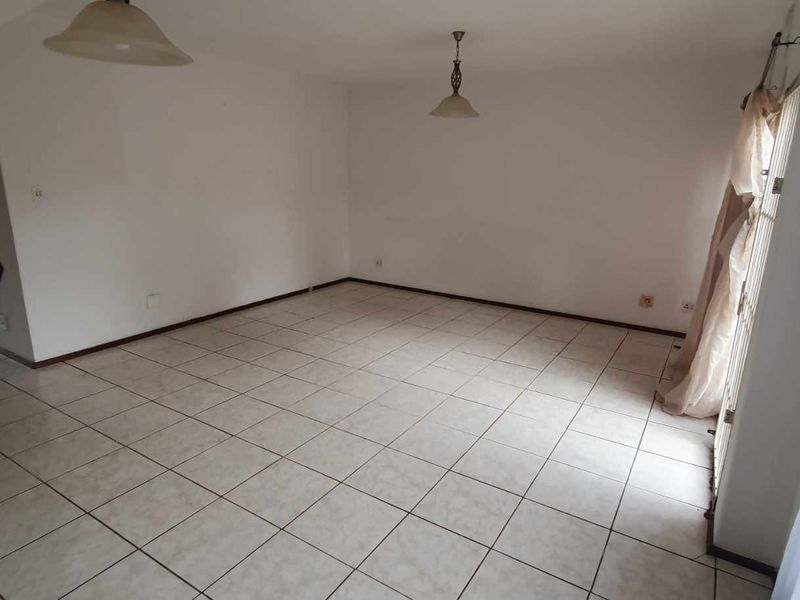 Cosy 3 bedroom, 1.5 bathroom unit for sale in Fleurhof Roodepoort - Photo 5