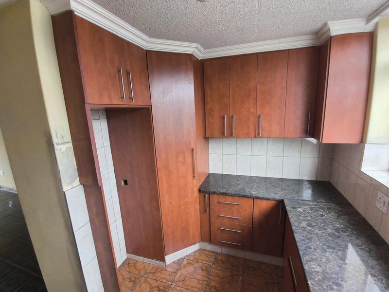 Spacious 2 Bedroom Apartment  in Sunnyside - Photo 8