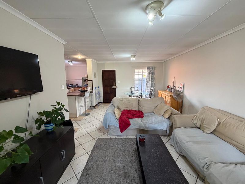 Two Bedroom Simplex to Sale in Moreleta Park - Photo 2