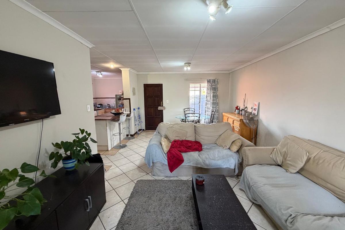 Two Bedroom Simplex to Sale in Moreleta Park - Photo 2