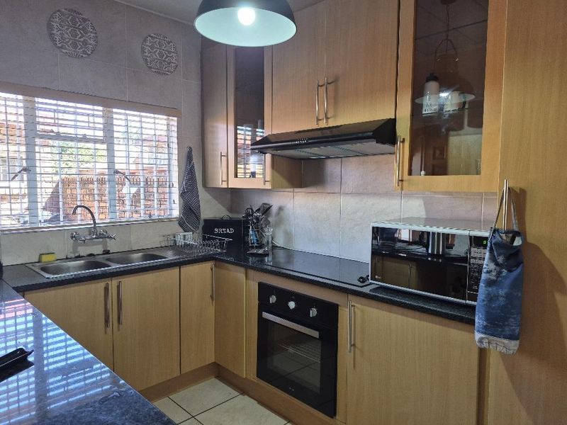 Modern spacious townhouse - pet friendly - Photo 6