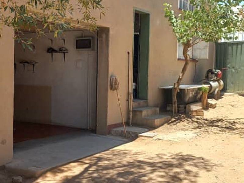 Property in prime Position in the heart of Karibib for Investors - Photo 10