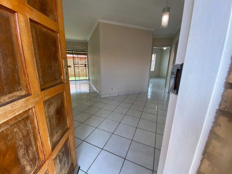 2 Bedroom Townhouse in Rooihuiskraal North. - Photo 7