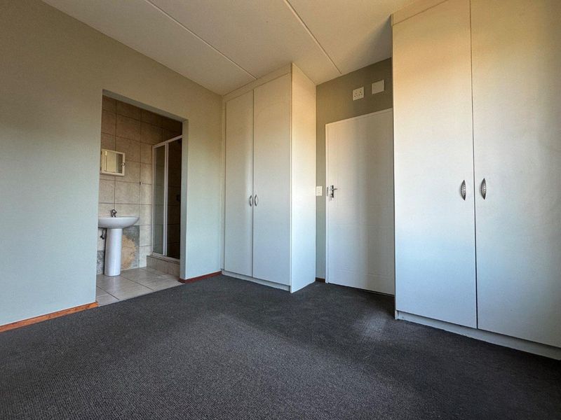 Experience contemporary living at its best in this stylish apartment, ideally situated near Fourways and Northgate Mall. - Photo 7