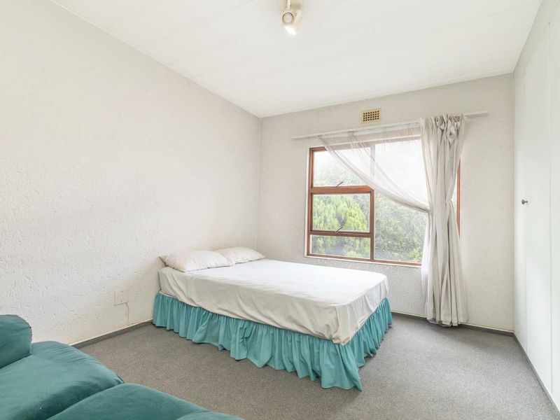 3 bedroom apartment in the leafy heart of Paulshof - Photo 8