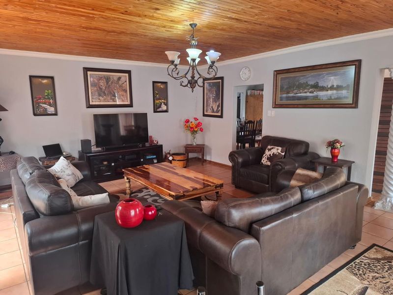 Comfortable Family Living with Great Entertainment Space - Photo 5