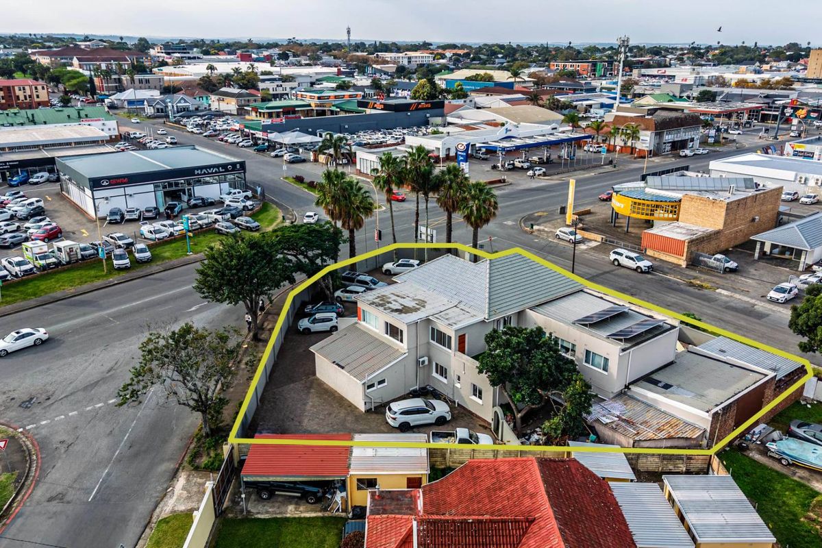 Corner commercial property perfectly located on Devereaux Avenue - Photo 2