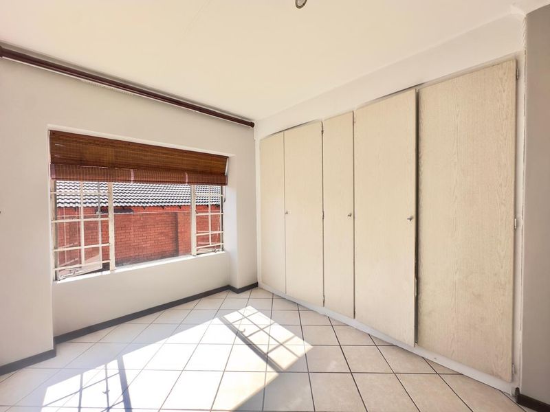 3 Bedroom Townhouse with Private Garden - Photo 10