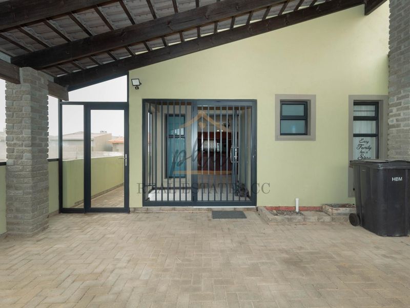 Ultimate Entertainer’s Home - Photo 3