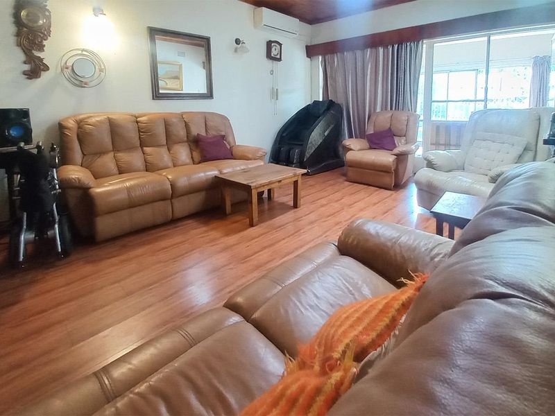 Fully Off-the-Grid Spacious 3/4-Bedroom Family Home in Secure Boomed-Off Area in Edleen - Photo 4