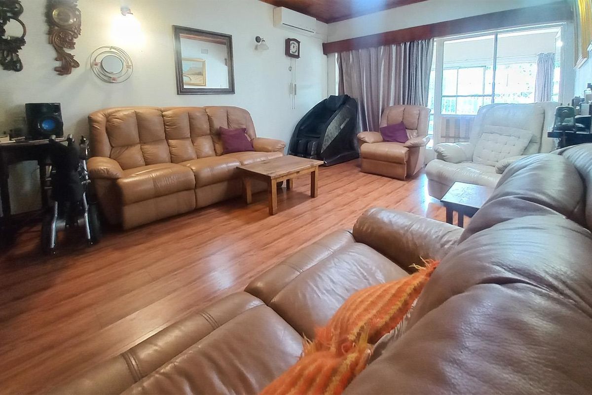 Fully Off-the-Grid Spacious 3/4-Bedroom Family Home in Secure Boomed-Off Area in Edleen - Photo 4
