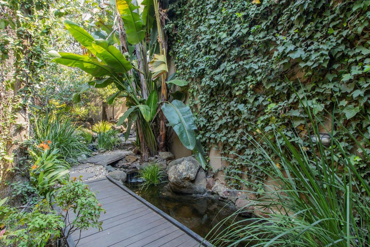 Stunning 5-Bedroom Home in Glenvista - Photo 2