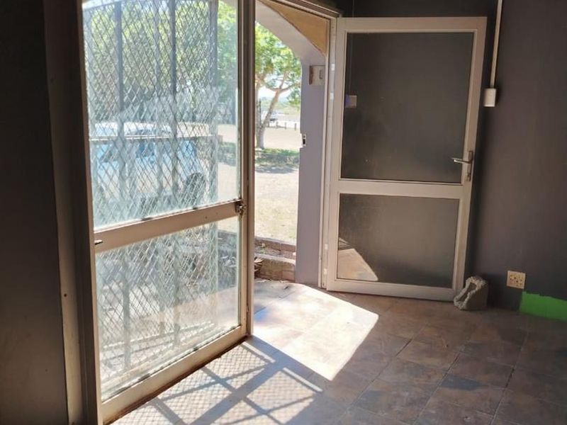 TO LET: VERSATILE COMMERCIAL PROPERTY – PRIME GONUBIE MAIN ROAD - Photo 5