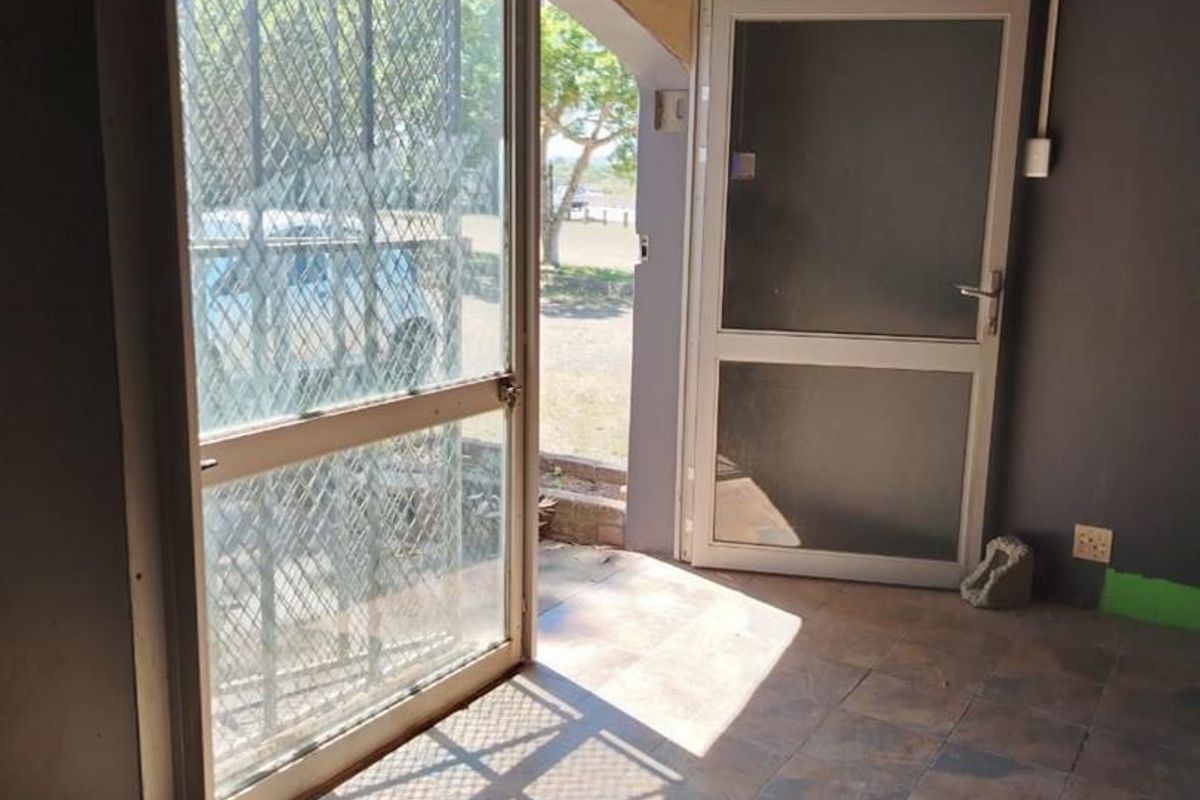 TO LET: VERSATILE COMMERCIAL PROPERTY – PRIME GONUBIE MAIN ROAD - Photo 5