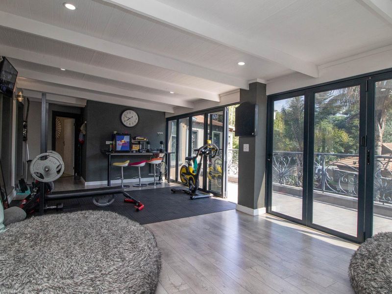 Luxury Oasis: Entertainer's Dream Awaits! - Photo 4