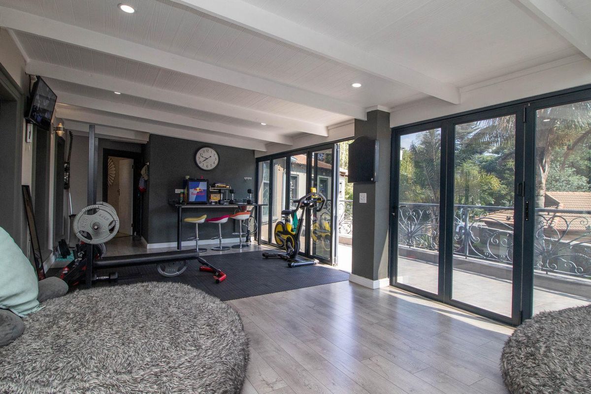 Luxury Oasis: Entertainer's Dream Awaits! - Photo 4