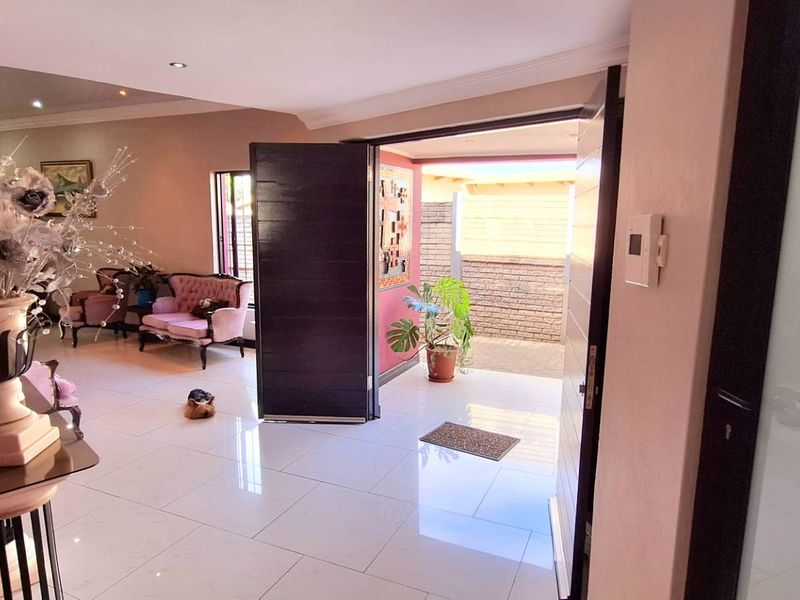 Discover Elegance - Unique 4-Bedroom Home Awaits You! - Photo 5