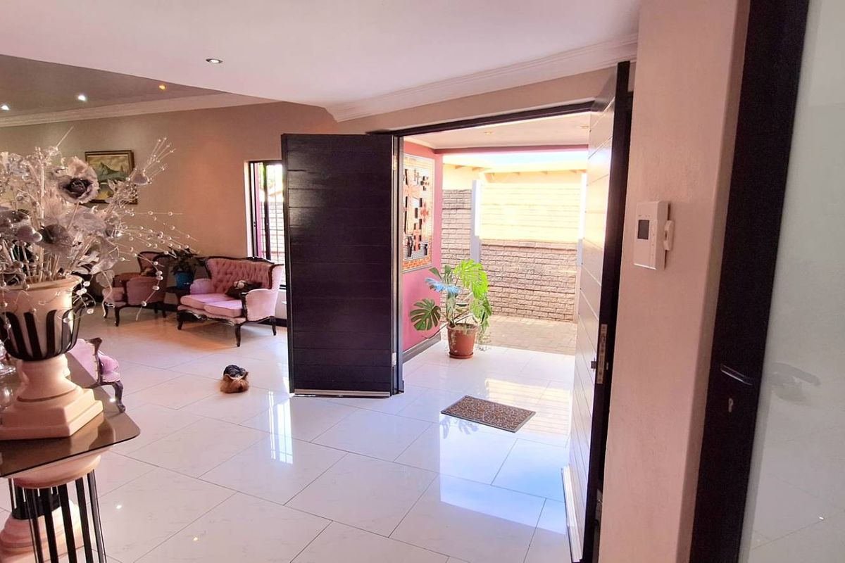 Discover Elegance - Unique 4-Bedroom Home Awaits You! - Photo 5