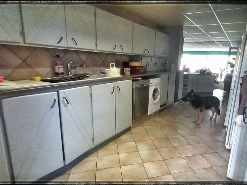 Modern 5 Bedroom Family House For Sale - Grootfontein - Photo 8