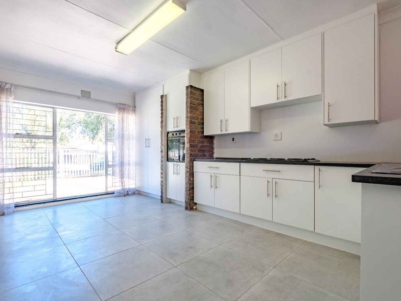 Parkrand "Renovated Kitchen & Baths in Spacious Family Retreat in semi enclosed area! - Photo 6