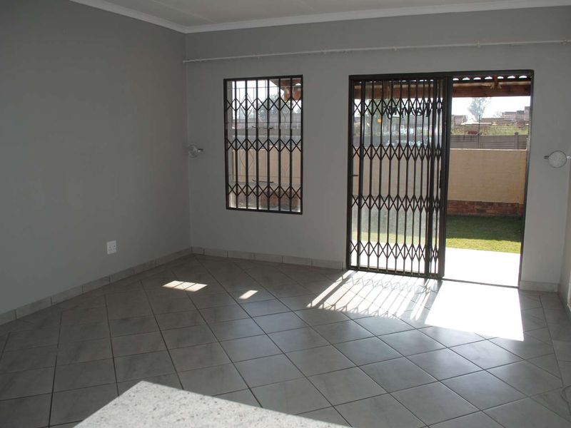 Charming Secure Complex Townhouse unit for sale (Exclusive Mandate) - Photo 6