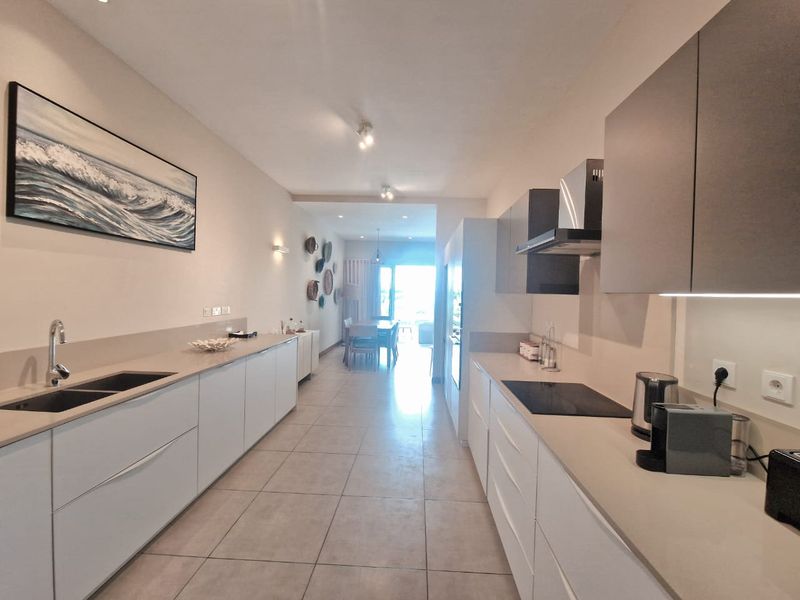 Elegant Sea Front Appartment in small secure estate - Photo 10