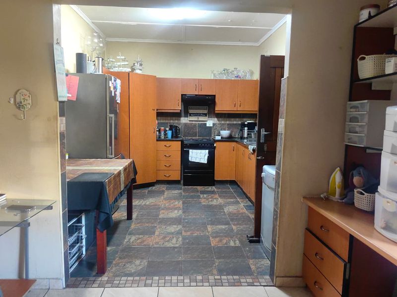 Charming 3-Bedroom Family Home with Pool in Safe Street - Photo 3