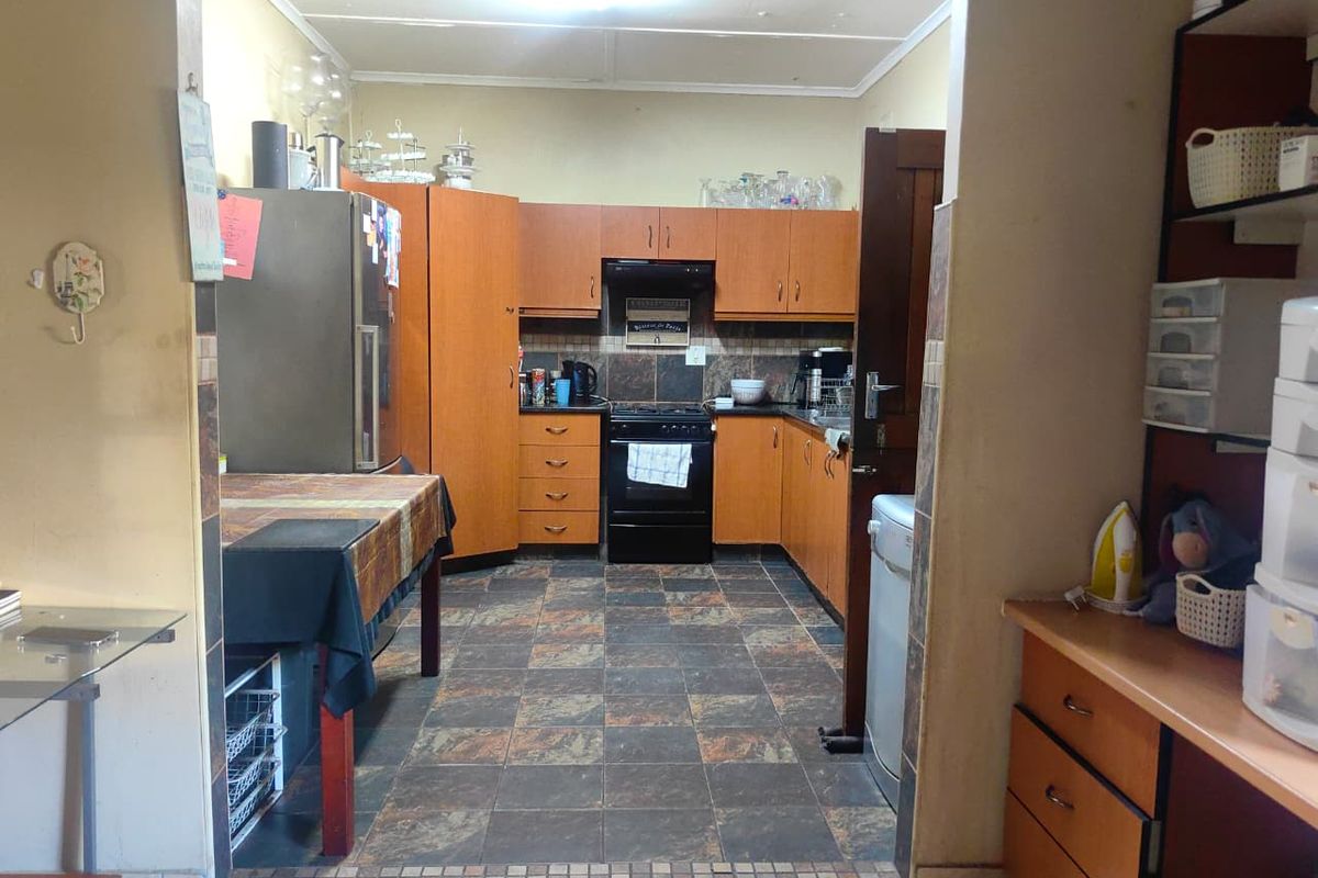 Charming 3-Bedroom Family Home with Pool in Safe Street - Photo 3