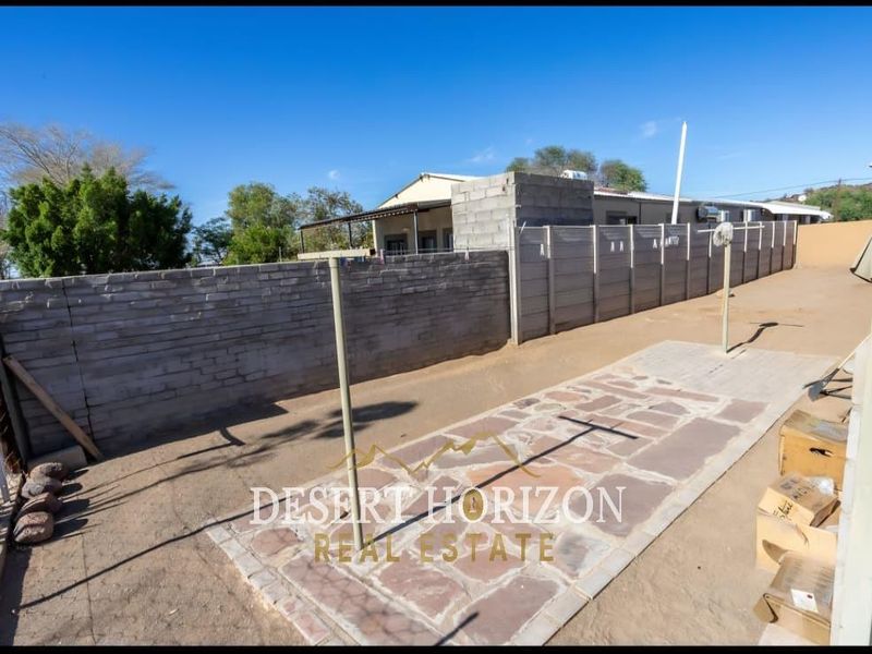 Karas Region, Keetmanshoop | Spacious Family Home with Flat - Photo 3