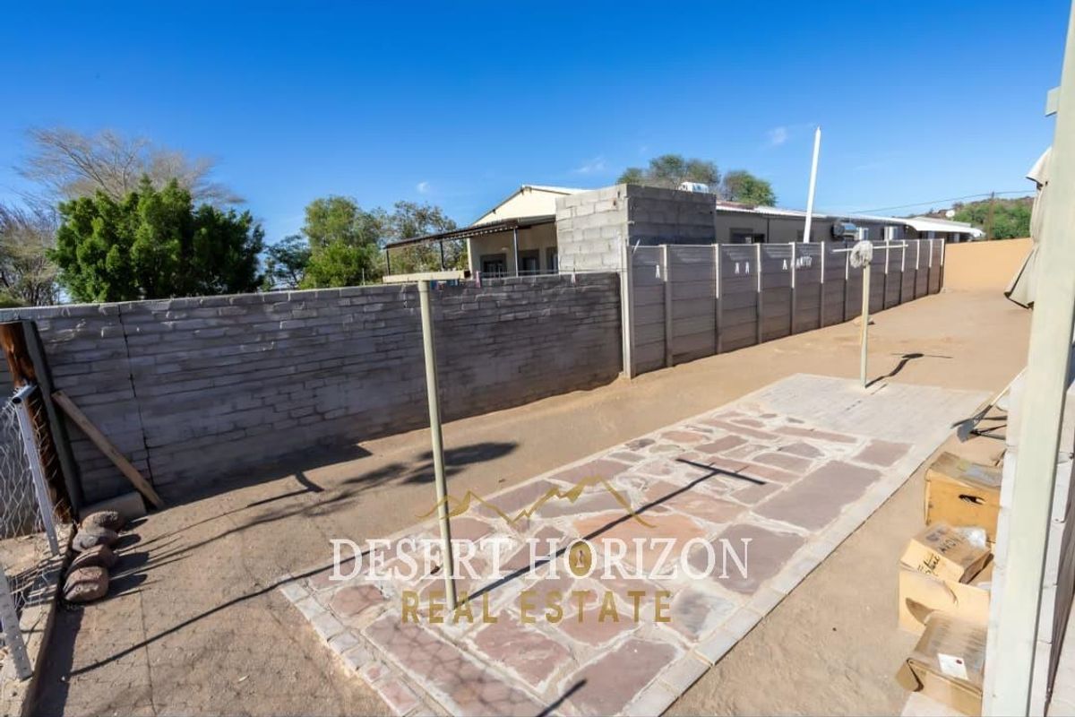 Karas Region, Keetmanshoop | Spacious Family Home with Flat - Photo 3