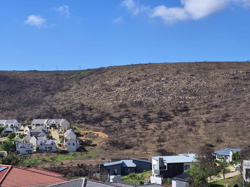 Charming 4-Bedroom Duet in Island View, Mossel Bay - Photo 2