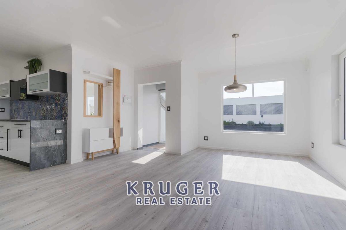 Immaculate Renovated Home with Separate flat - Photo 4