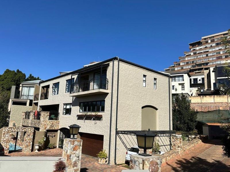 An Architectural Masterpiece for the Distinguished Family in a Sought-After Estate - Photo 2