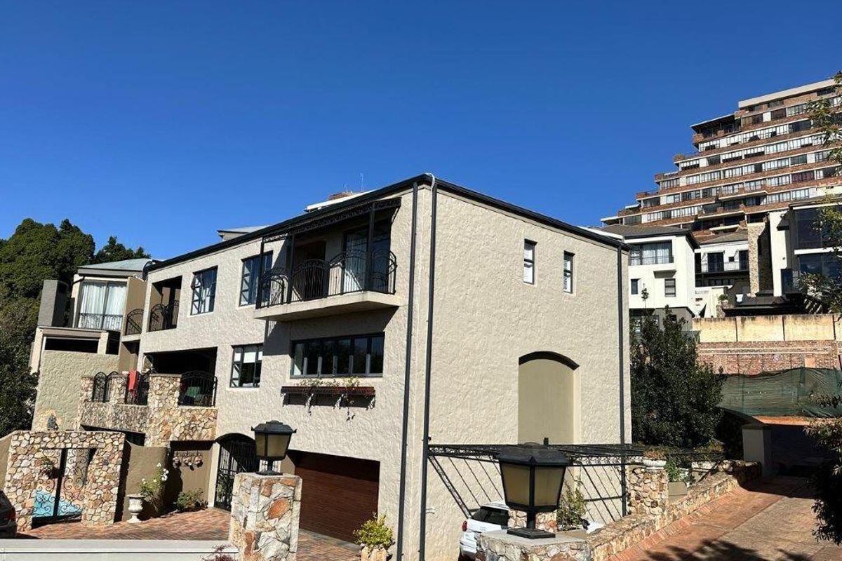 An Architectural Masterpiece for the Distinguished Family in a Sought-After Estate - Photo 2