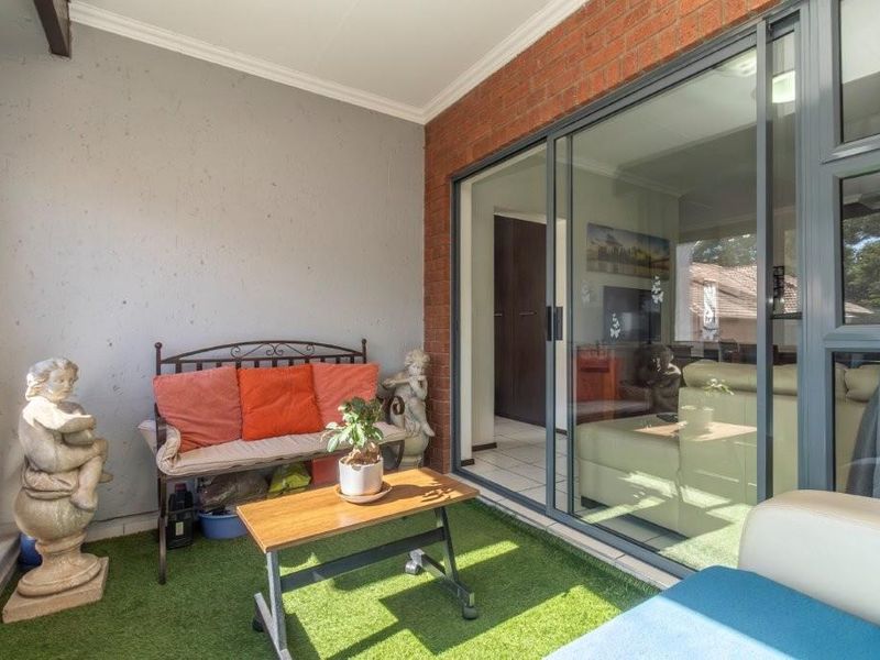 Convenient living with 24/7 security & prime location access! - Photo 6