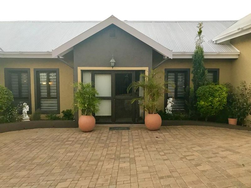 North facing family home with a separate flat - in quiet street, with beautiful views and near amenities - Photo 8