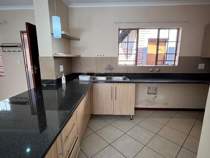 2 BEDROOM TOWNHOUSE IN MOOIKLOOF RIDGE ESTATE FOR SALE - Photo 9